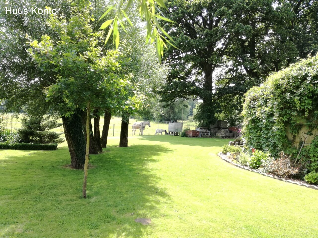 Garten zur Wiese im Sommer