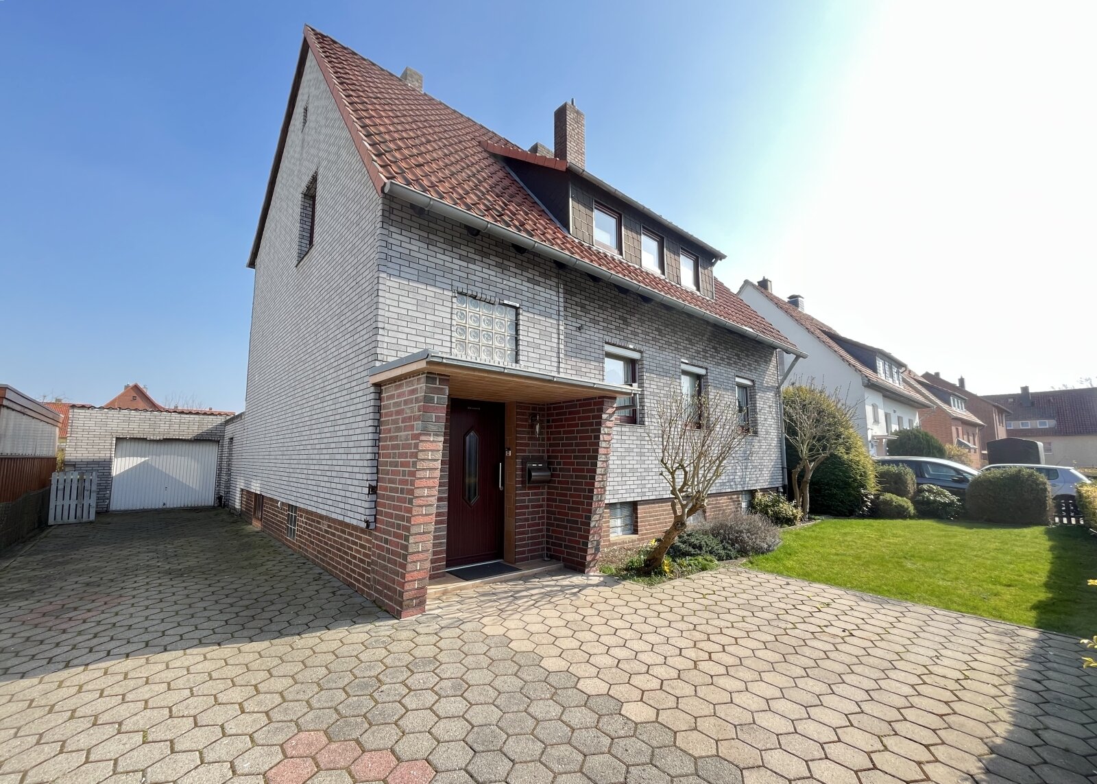 Außenansicht Auffahrt