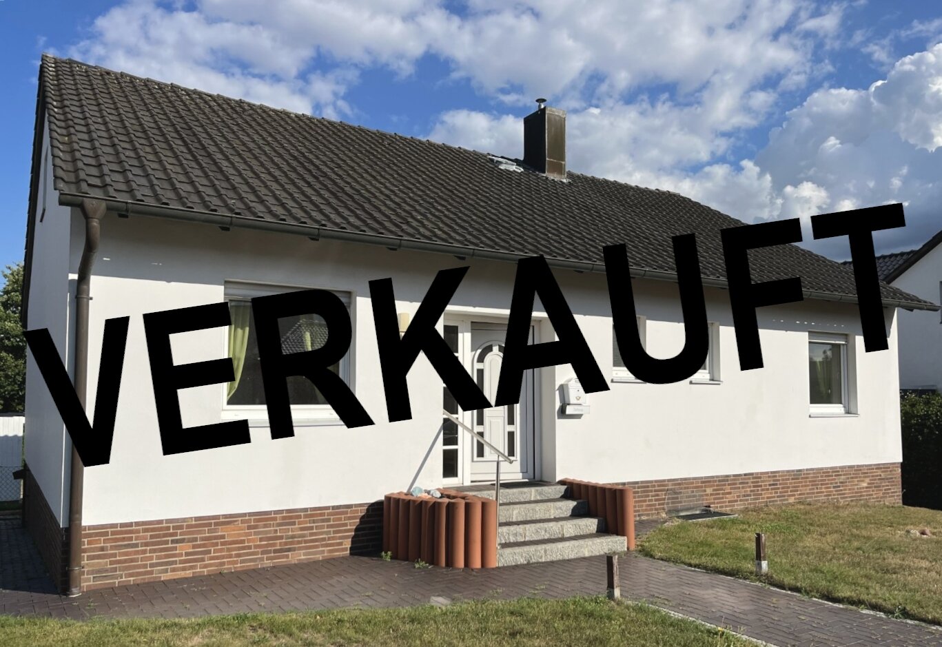 Außenansicht Straßenseite schräg verkauft Außenansicht Straßenseite schräg verkauft