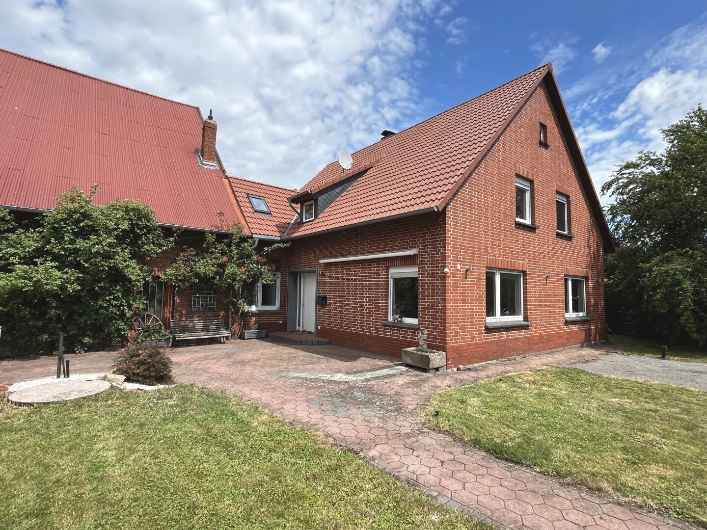 Außenansicht Straßenseite Außenansicht Straßenseite