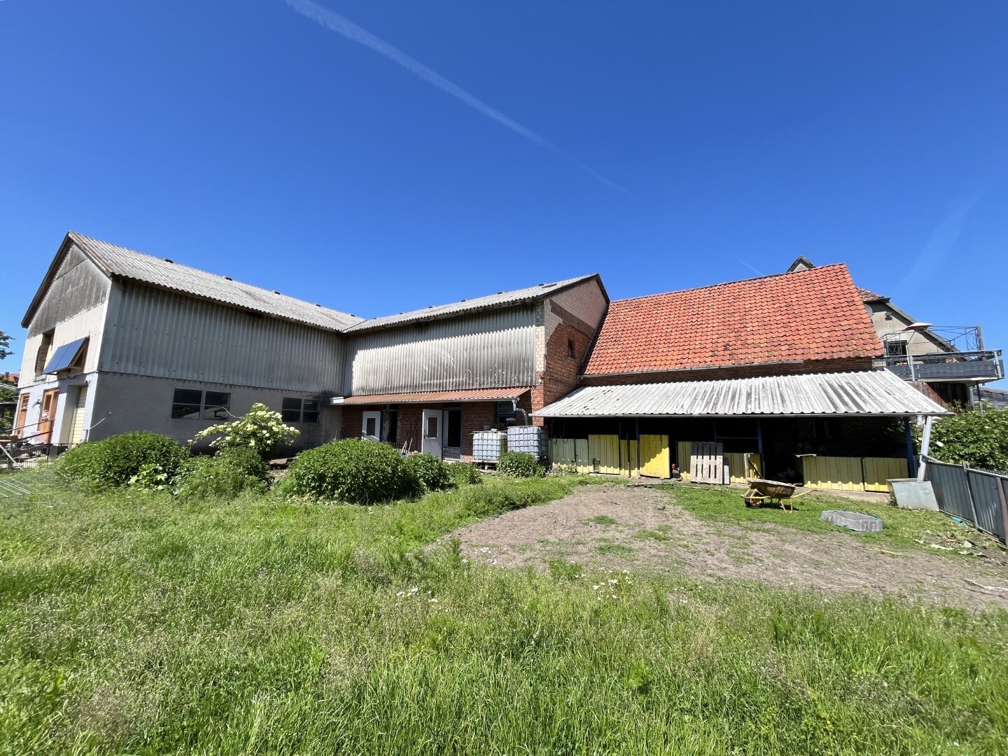 Außenansicht Stallgebäude Rückseite Außenansicht Stallgebäude Rückseite